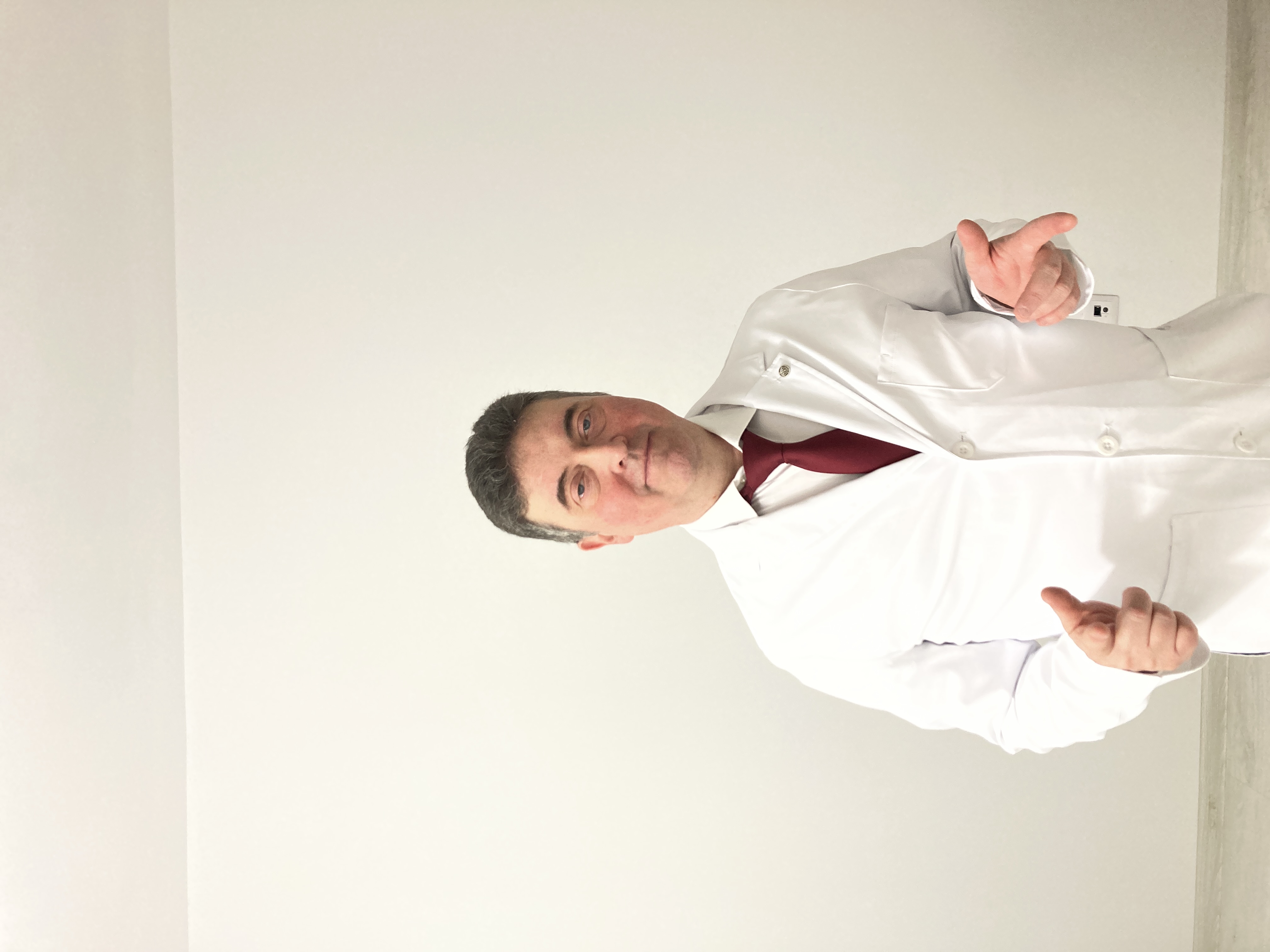 Dr. Rafael Halpern în cabinetul de consultații